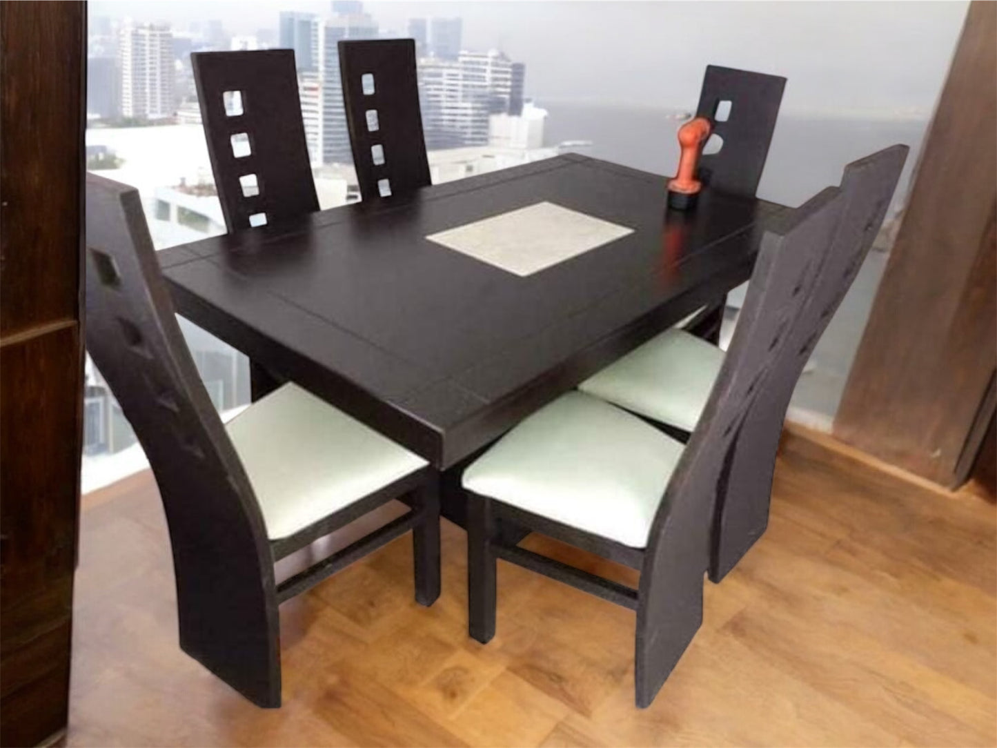comedor cuenta con 6 sillas