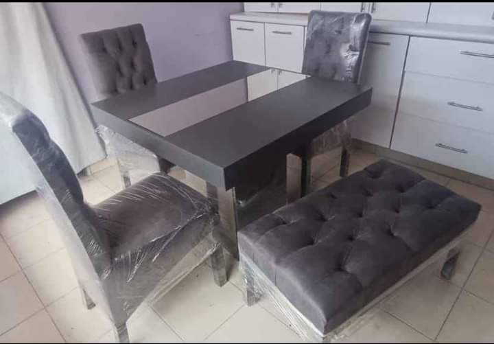 Comedor con 3 sillas y una banca color gris